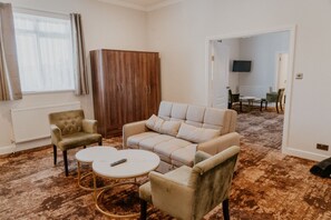 低刺激性寝具、客室ごとに異なる装飾、客室ごとに異なるインテリア、デスク