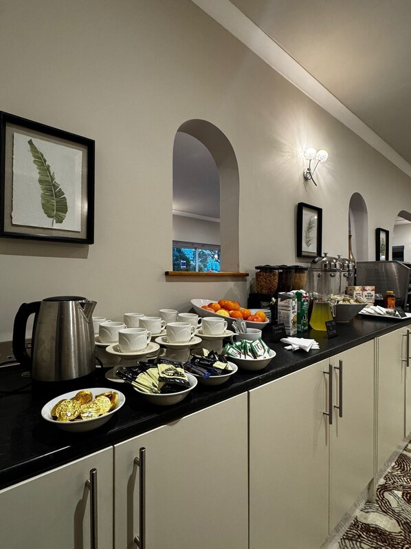 Breakfast meal - The Prince Of Wales Hotel Berkeley by Belvilla , A38 M5 (Dursley)