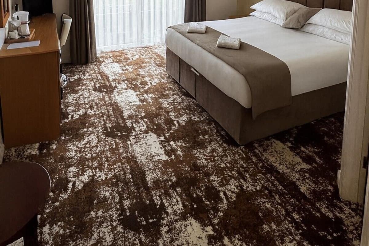 Hypo-allergenic bedding available, desk, soundproofing, WiFi (free)