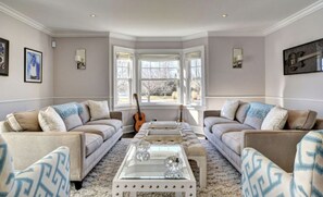 Smart TV, fireplace, ping pong, books - Water Mill Perfection: Tennis, Saltwater Pool, Winery, Art Museum, Kids Oasis (Water Mill)