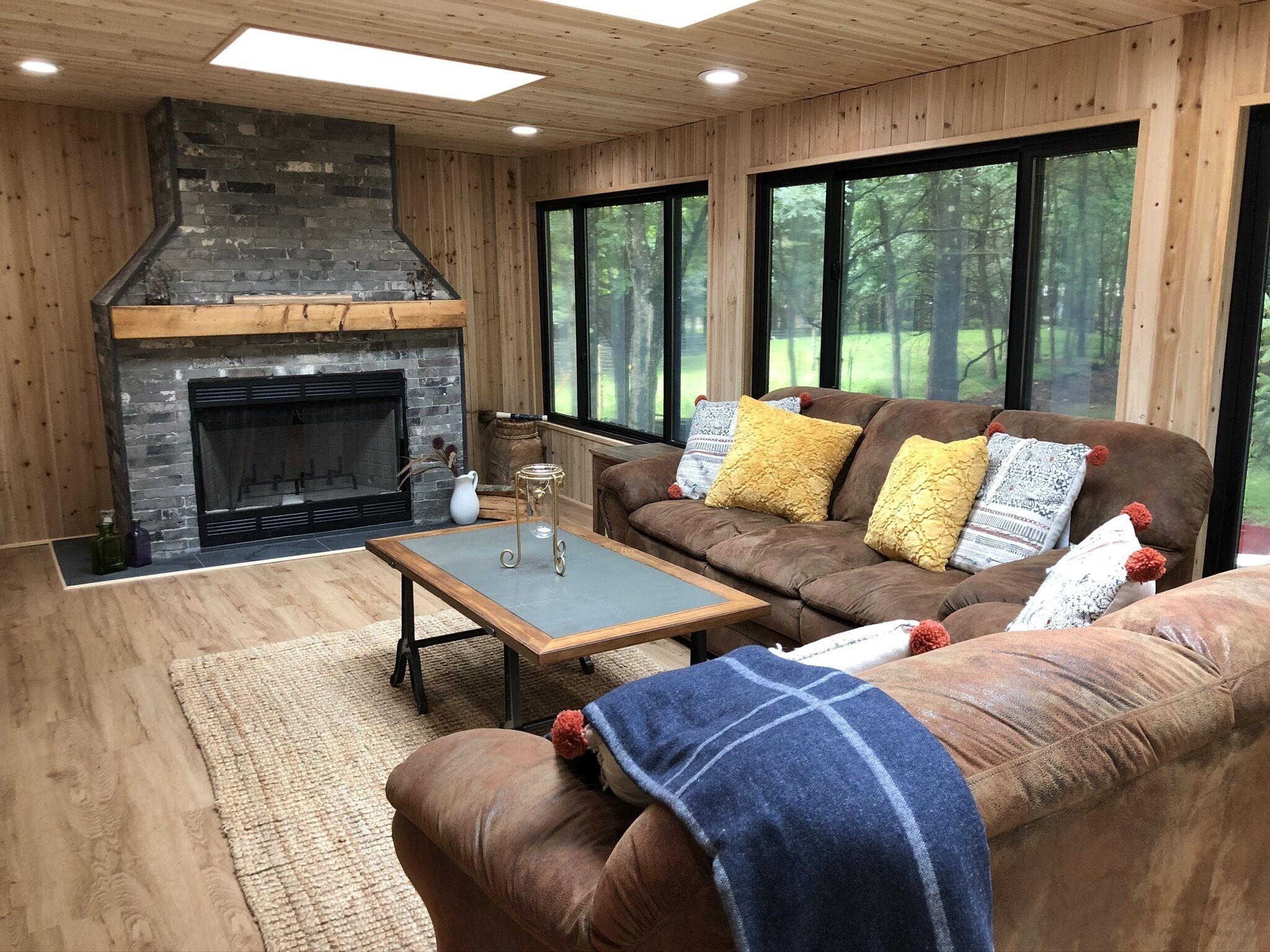 Renovated 4BD/2BA, Fireplaces/Fire Pit, Sunroom, Patio/Grill, Pool