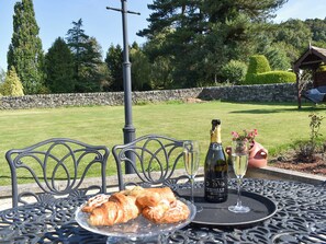 Outdoor eating area | Keepsake View, Matlock - 3 bedroom accommodation in Matlock (Matlock)