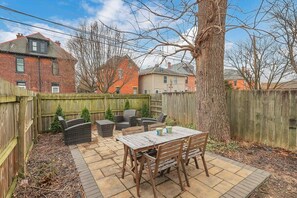 Outdoor dining - Housepitality - Top Choice Flat - Great Location (Columbus)