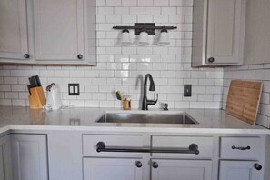 Microwave, oven, coffee/tea maker, toaster - Housepitality - Top Choice Flat - Great Location (Columbus)