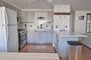 Mikrowelle, Ofen, Wasserkocher mit Kaffee-/Teezubehör, Toaster