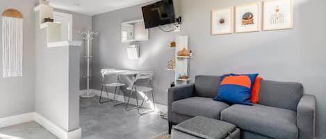 Smart-TV, Bücher, Stereoanlage