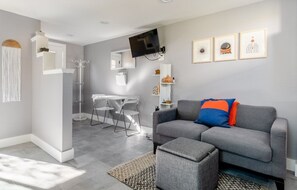 Smart-tv, boeken en een stereo