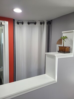 Interior - Modern cottage with full kitchen & private patio.Close to great hiking trails! (Oakland)