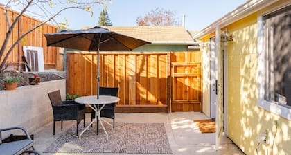 Modern cottage with full kitchen & private patio.Close to great hiking trails!