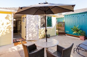 Outdoor dining - Modern cottage with full kitchen & private patio.Close to great hiking trails! (Oakland)