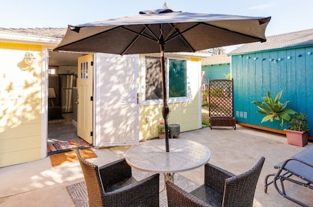 Outdoor dining. Modern cottage with full kitchen & private patio.Close to great hiking trails!