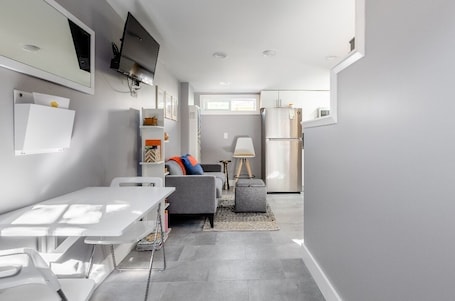 Smart TV, books, stereo. Modern cottage with full kitchen & private patio.Close to great hiking trails!