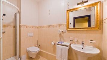 Quarto casal clássico | Banheiro | Chuveiro, secador de cabelo, toalhas de banho