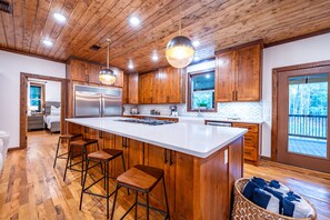 Kylskåp, mikrovågsugn, ugn och spishäll