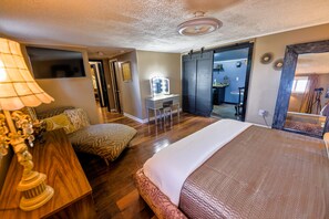 4 bedrooms, in-room safe, iron/ironing board, free WiFi