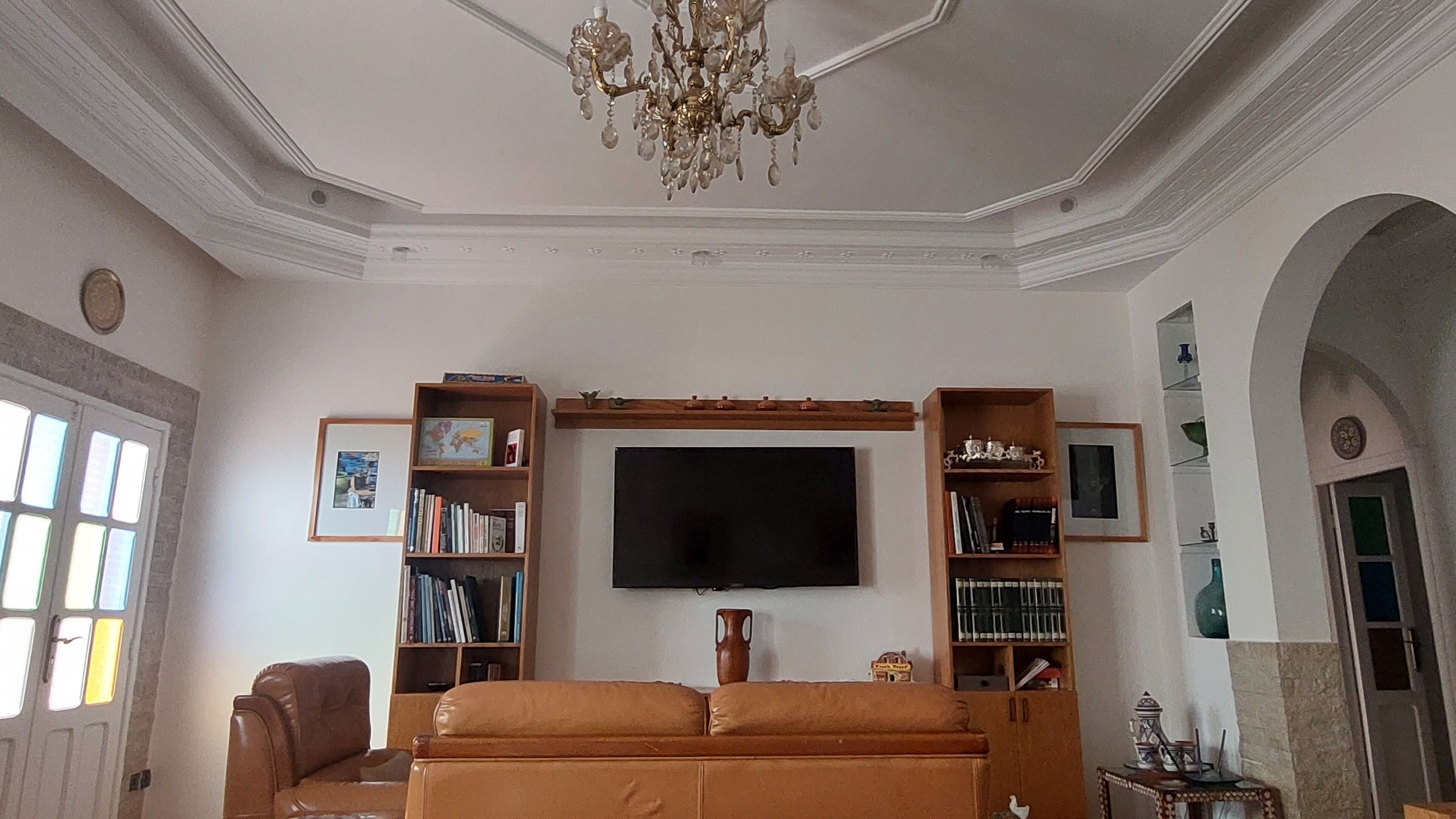 Een smart-tv en boeken