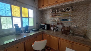 Refrigerador, microondas, horno y cafetera y tetera