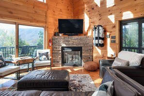 Smart TV, fireplace, DVD player, foosball - Cozy mountain adventure for all-family, friends and furry pups! (Butler)