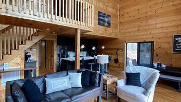 Televisor intel·ligent, llar de foc, reproductor de DVD i futbolí