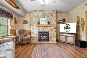Smart TV, fireplace, DVD player - Log Cabin Getaway in the Heart of Branson's Theatre District (Branson)