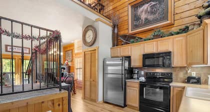 Cozy Cabin Near 76 Strip • Pool & Games