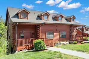 Exterior - Spacious Family Retreat - Cedar Cabin just MINUTES from Attractions! (Branson)