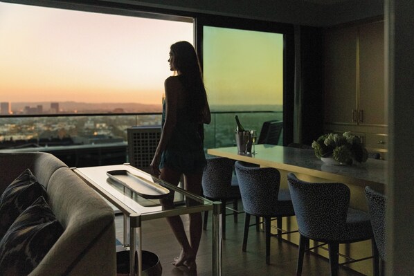 Sun Rose Suite | Bộ đồ giường cao cấp, chăn bông, nệm có lớp đệm bông, minibar 