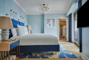 Premium bedding, down comforters, pillowtop beds, minibar - The Sun Rose West Hollywood (West Hollywood)