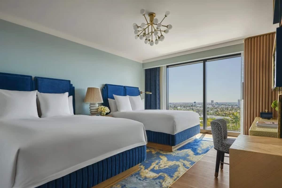 Phòng đôi Deluxe, 2 giường cỡ queen, phù hợp cho người khuyết tật (Skyline) | Bộ đồ giường cao cấp, chăn bông, nệm có lớp đệm bông, minibar 
