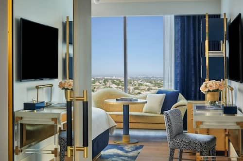 Deluxe Skyline King | Hochwertige Bettwaren, Daunenbettdecken, Pillowtop-Betten, Minibar