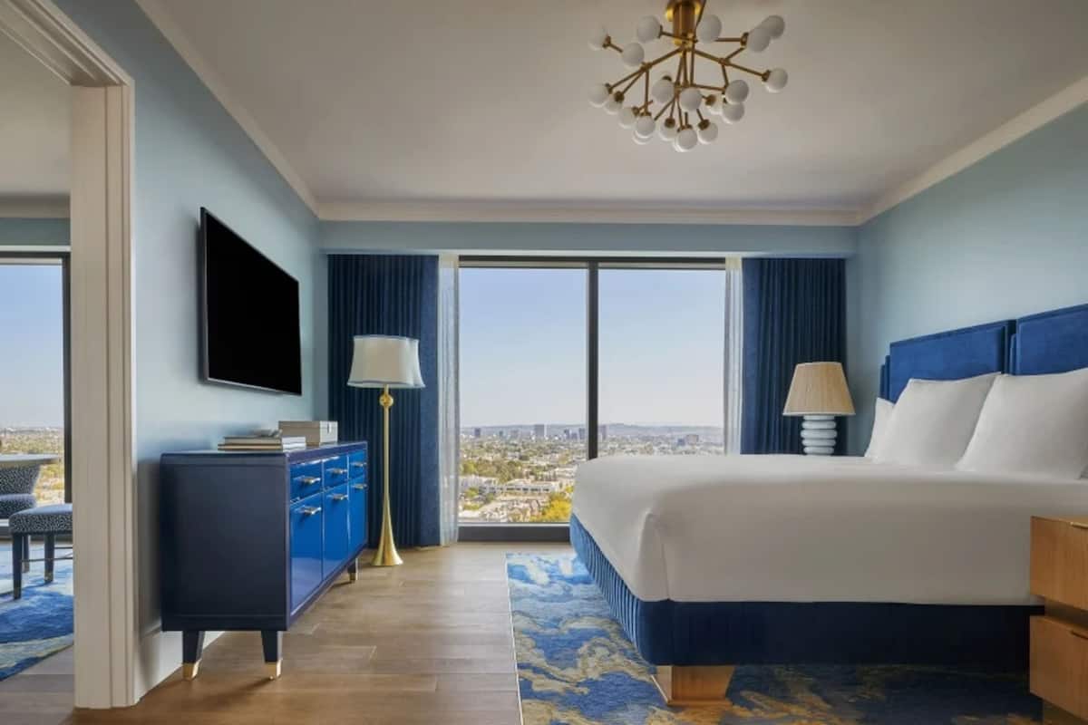 Phòng Suite Deluxe, 1 giường cỡ king, phù hợp cho người khuyết tật (Skyline) | Bộ đồ giường cao cấp, chăn bông, nệm có lớp đệm bông, minibar 