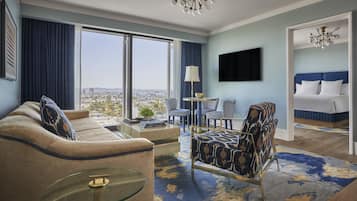 Deluxe Skyline One Bedroom Suite | Premium bedding, down duvets, pillow-top beds, minibar
