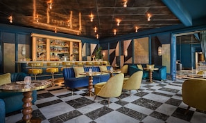 2 bars/lounges, lobby lounge
