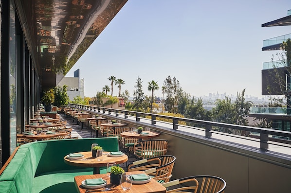 2 restaurants; breakfast, lunch, and dinner served