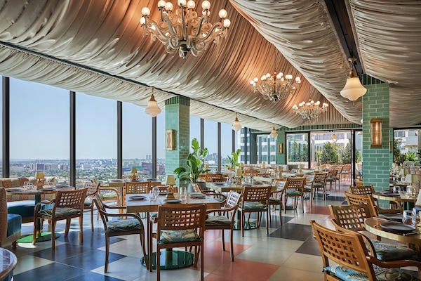 2 restaurants servant le petit déjeuner, le déjeuner et le dîner