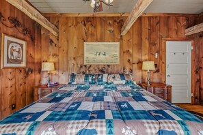 3 bedrooms, desk, WiFi, bed sheets