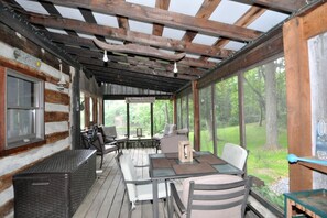 Dining - Pondview Cabin - pond, log cabin, wifi, screen porch, deck, hiking, king bed (Berkeley Springs)