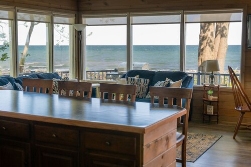 Cozy Getaway ON Lake Erie 