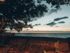 Sur la plage, chaise longue