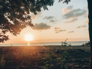 Sur la plage, chaise longue