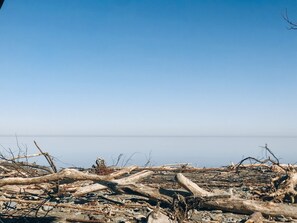 Sur la plage, chaise longue