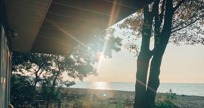 Cozy Getaway ON Lake Erie 