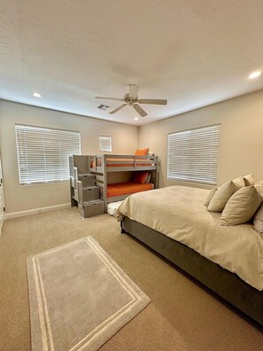 5 Schlafzimmer, Schreibtisch, Bügeleisen/Bügelbrett, Reisekinderbett