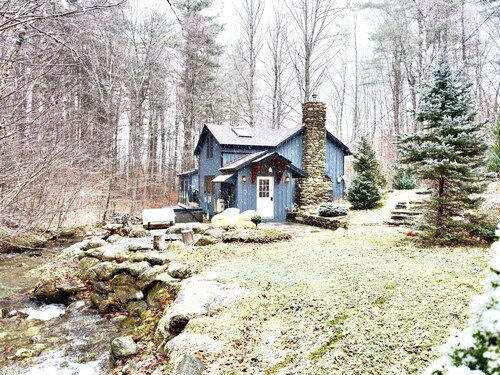 Creekside Camp. NO CLEANING FEE. Relax in the Hot Tub Creekside - Vermont Style