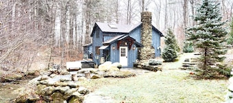 Creekside Camp. NO CLEANING FEE. Relax in the Hot Tub Creekside - Vermont Style