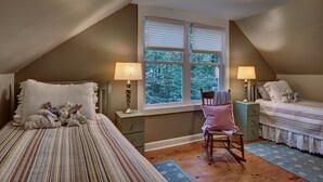 A bedroom with two beds, a rocking chair, a window with blinds, and a lamp on each side. - Idlewood Cottage: Cozy Home w/ Covered Porch, Firepit, Yard | 8 Min to Downtown (Highlands)
