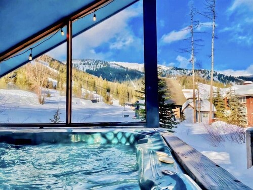 TRUE SLOPESIDE 7-BR HOME: 75ft to Chair, Hot Tub, Sleeps 16