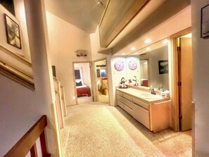 7 Schlafzimmer, Schreibtisch, Bügeleisen/Bügelbrett, Reisekinderbett