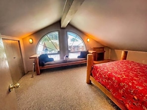 7 bedrooms, desk, iron/ironing board, travel cot