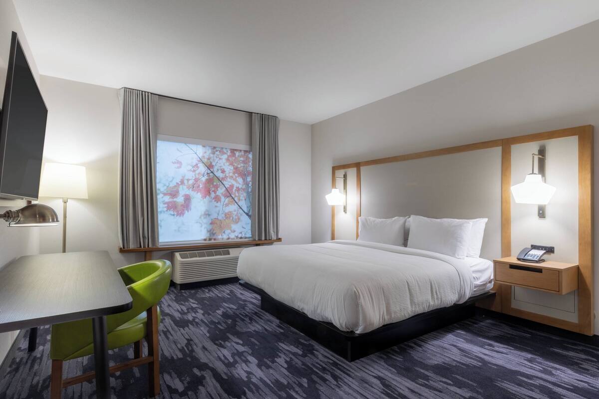 Room, 1 King Bed | Premium bedding, desk, laptop workspace, blackout drapes
